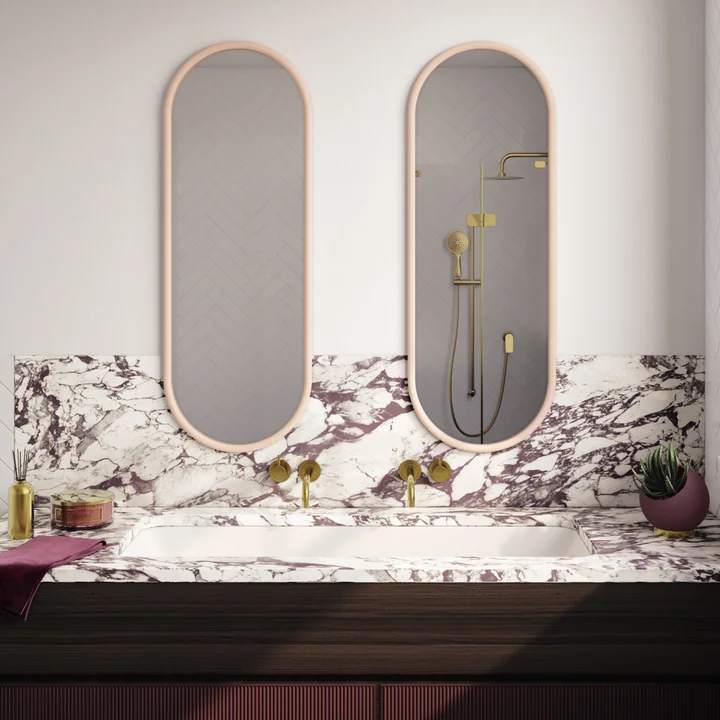 Le miroir mural Angui de AYTM au-dessus du lavabo en marbre de la salle de bain