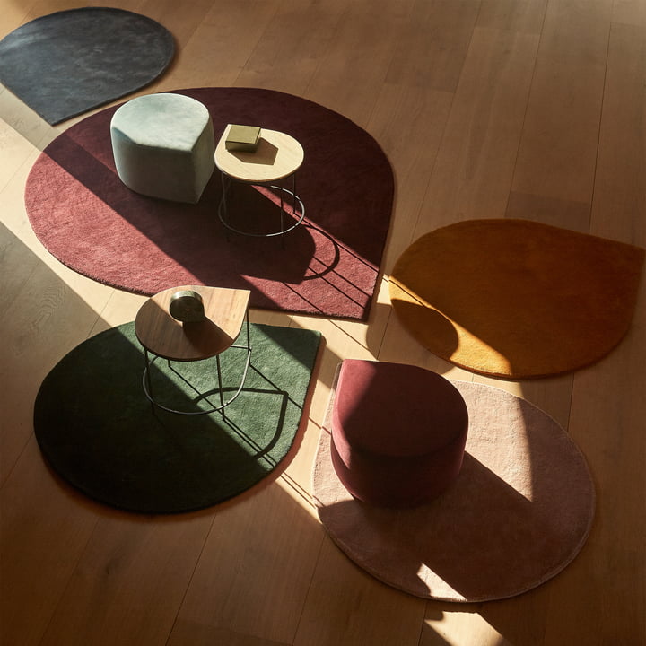 Le tapis Stilla AYTM dans ses différentes tailles et couleurs avec des tables d'appoint et des poufs