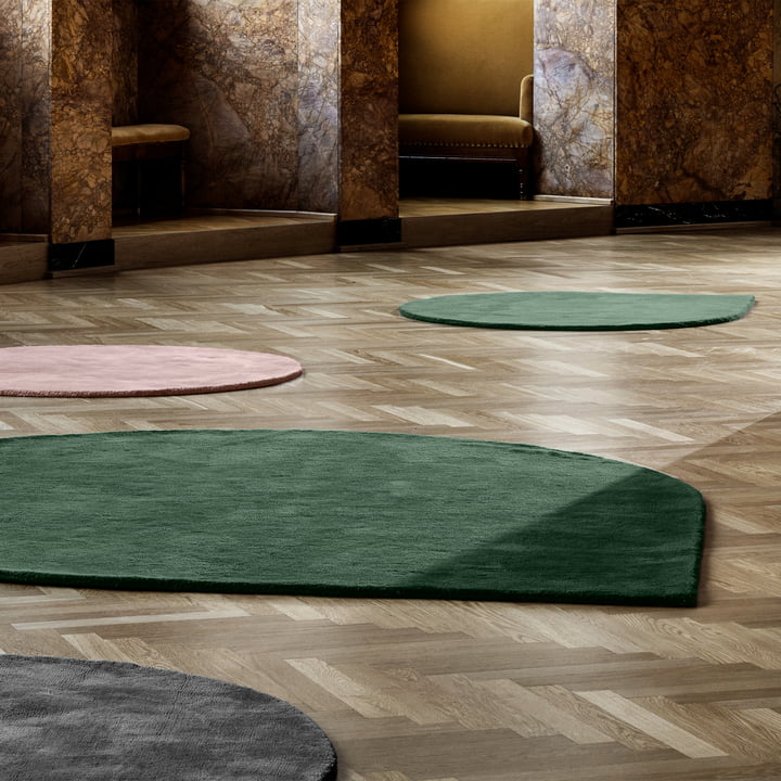 Le tapis Stilla de AYTM dans ses différentes couleurs sur un parquet en bois