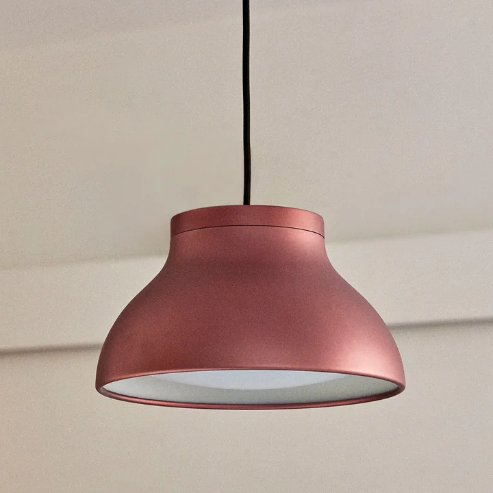 La lampe suspendue PC de HAY dans la couleur blush red