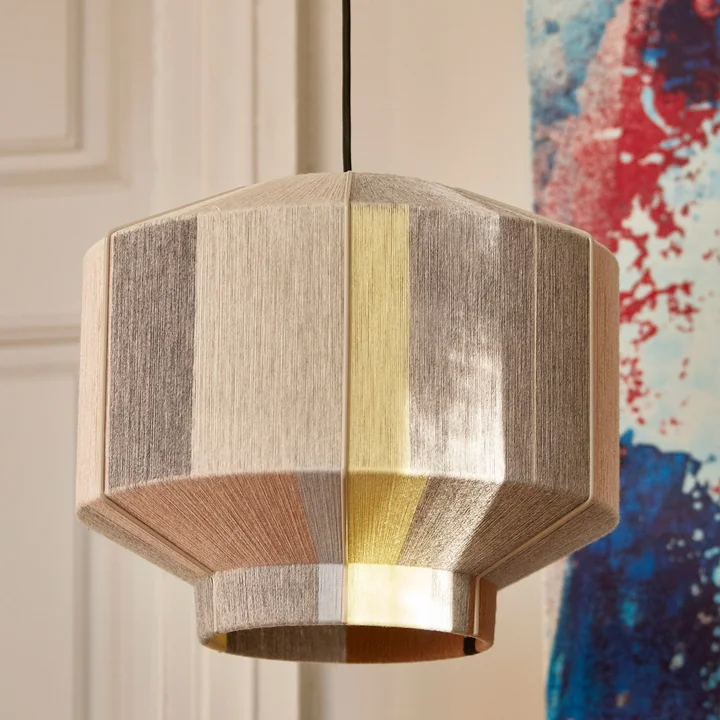 L'abat-jour Bonbon de HAY séduit par son matériau brillant