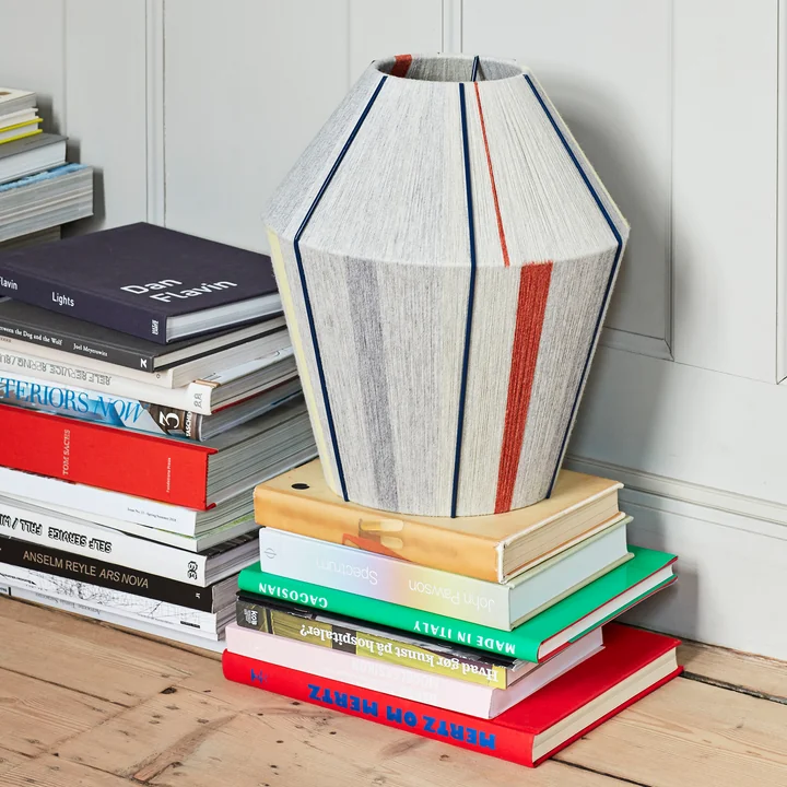 L'abat-jour Bonbon de HAY sur une pile de livres colorés