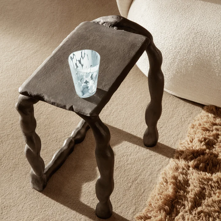 Le Casca verre à boire de ferm Vivre sur la table basse de Rotben