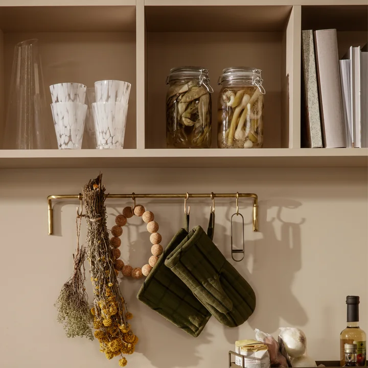 Le verre à boire Casca de Ferm Living in milk sur une étagère de cuisine