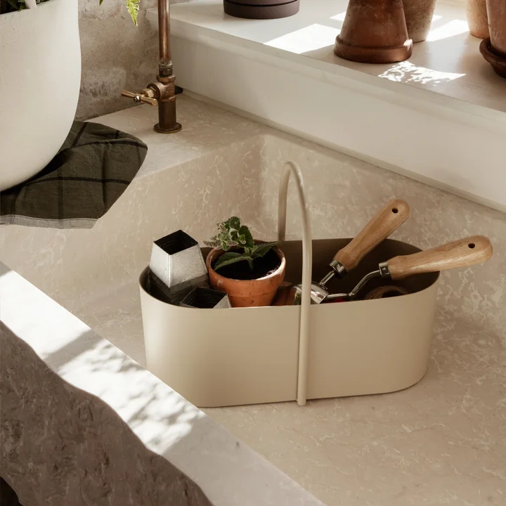 Le Grib Toolbox de ferm Vivre avec des ustensiles de jardin dans l'évier en pierre noble