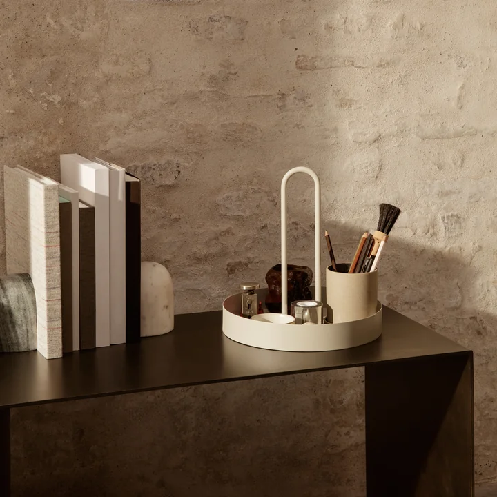 Le plateau Grib par ferm Vivre sur une table d'appoint en métal avec des livres et autres objets décoratifs