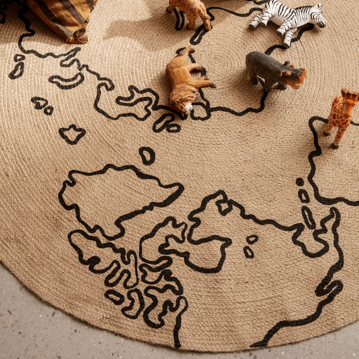 Le tapis de jute World de Ferm Living avec des figurines en bois sur le sol