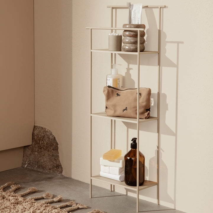 L'étagère de salle de bains Dora de Ferm Living in cashmere avec des accessoires de salle de bains