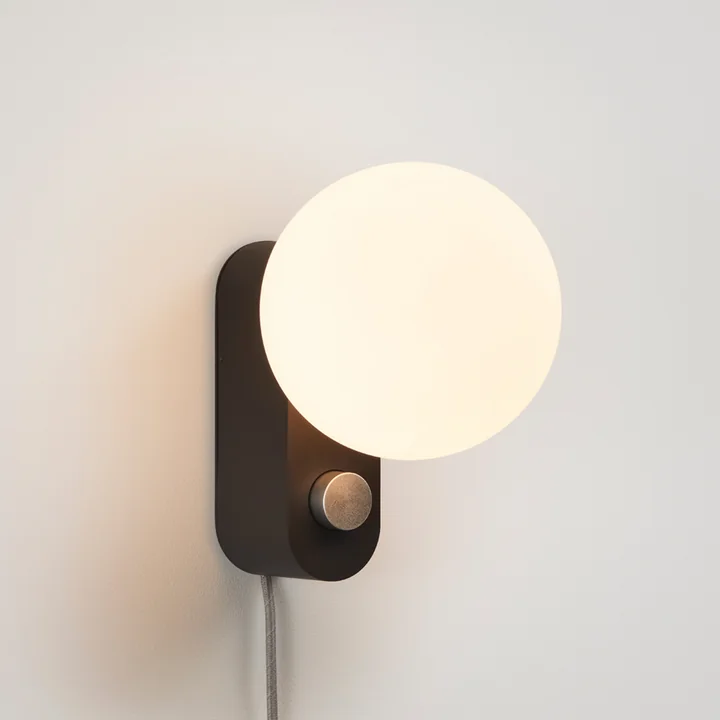 La lampe de table Alumina sur le mur