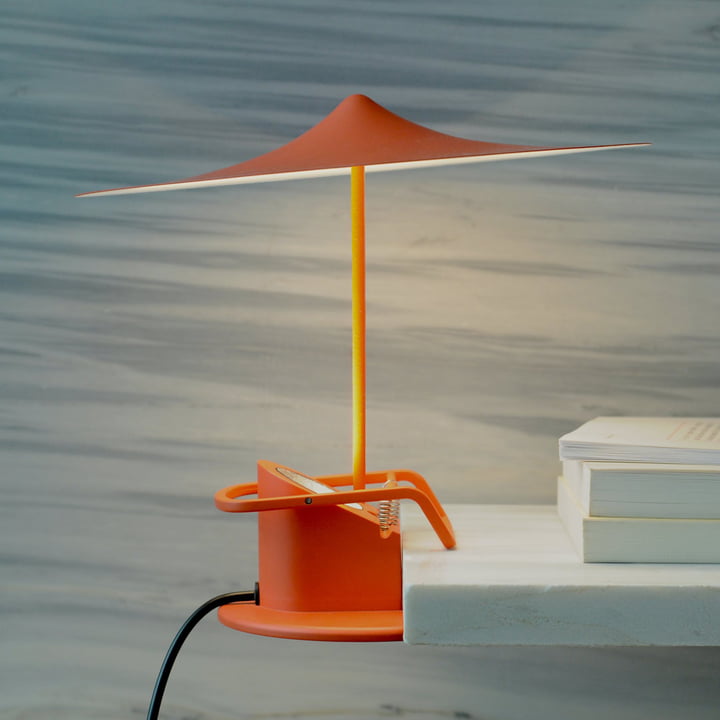 La lampe de table w153 île de Wästberg en rouge coquelicot sur une étagère en pierre