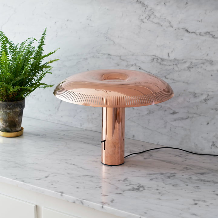 La lampe de table w203 Ilumina LED de Wästberg en cuivre sur un coin cuisine en marbre