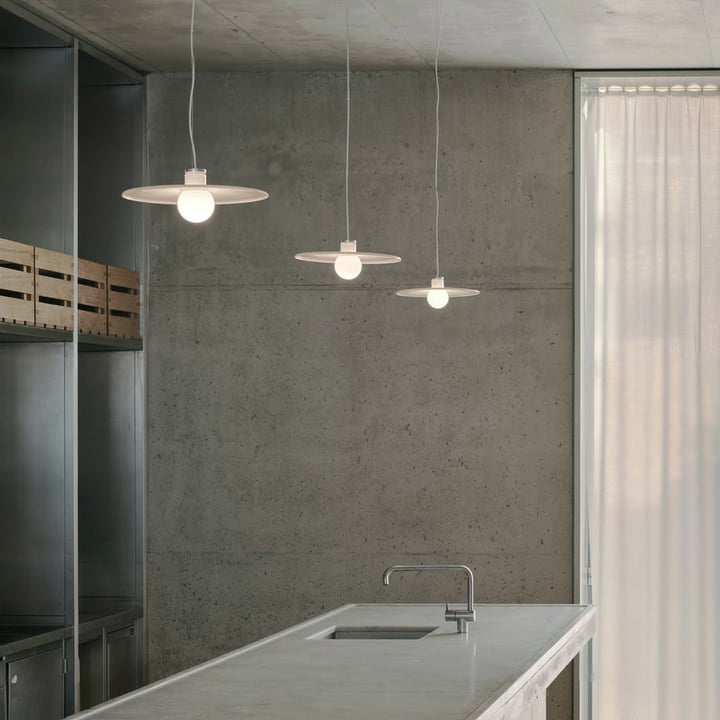 Le w202 Halo Luminaires suspendus à LED S3 de Wästberg au-dessus de l'îlot de cuisine en pierre