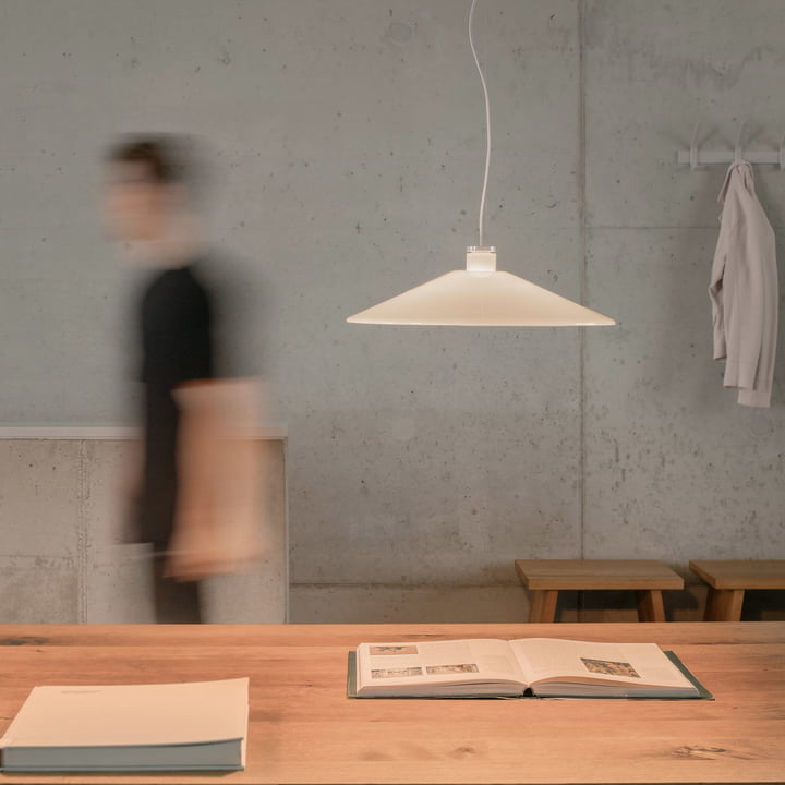 Le w202 Halo Luminaire suspendu à LED S4 de Wästberg au-dessus d'une table en bois naturel