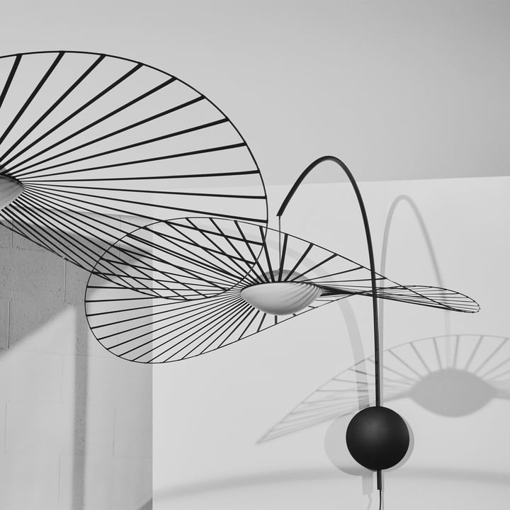 La lampe murale Vertigo Nova de Petite Friture est une sculpture en forme d'étoile aux lignes gracieuses