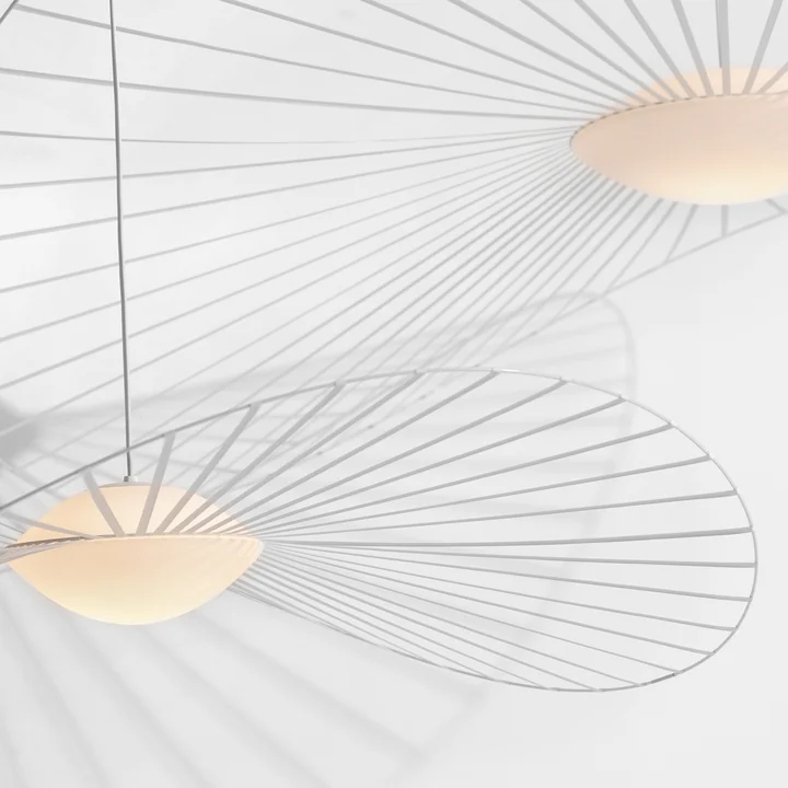 La suspension Vertigo Nova de Petite Friture en blanc avec sa boule de verre lumineuse et ses fines tiges