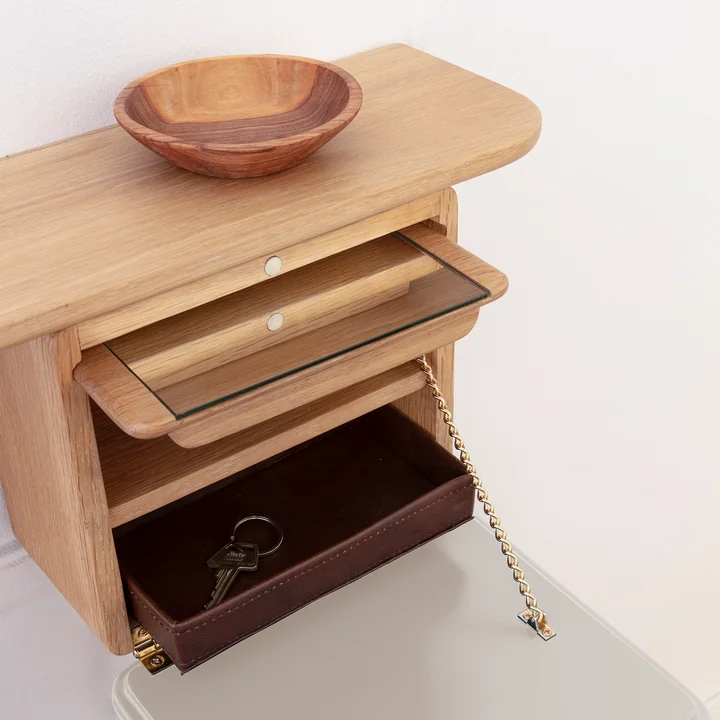 Le One More Look miroir de Umage en chêne/perle a un miroir à main supplémentaire dans le cabinet