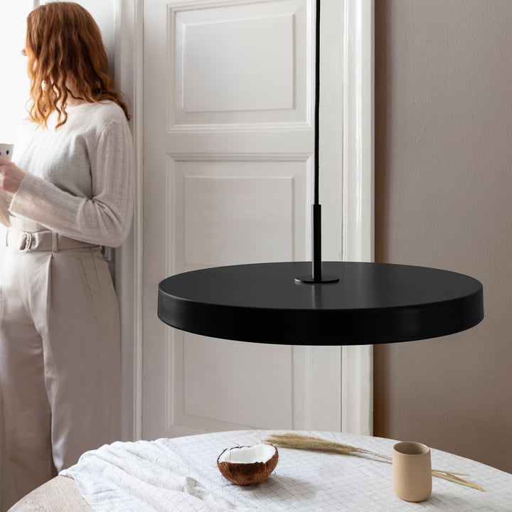 Le Asteria Suspension à LED de Umage en noir / noir au-dessus d'une table à manger ronde blanche