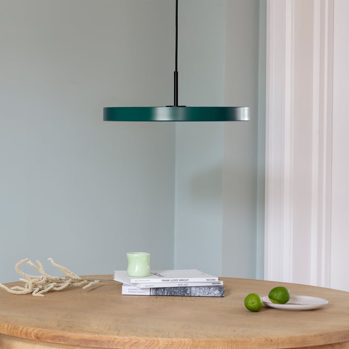 Le Asteria Suspension à LED de Umage en noir / forest green au-dessus d'une table à manger ronde en bois clair