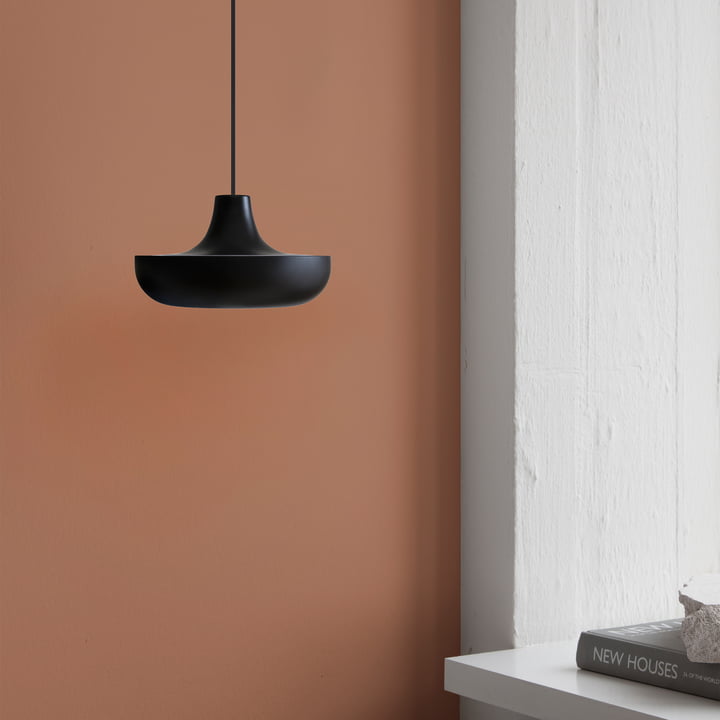 Cassini La lampe LED suspendue Mini de Umage en noir devant un mur rouge-brun