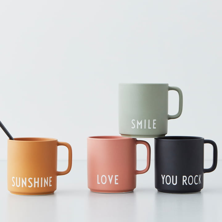 Les tasses en porcelaine AJ Favourite de Design Letters dans leurs différentes couleurs