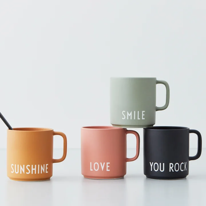 Les tasses en porcelaine AJ Favourite de Design Letters dans leurs différentes couleurs