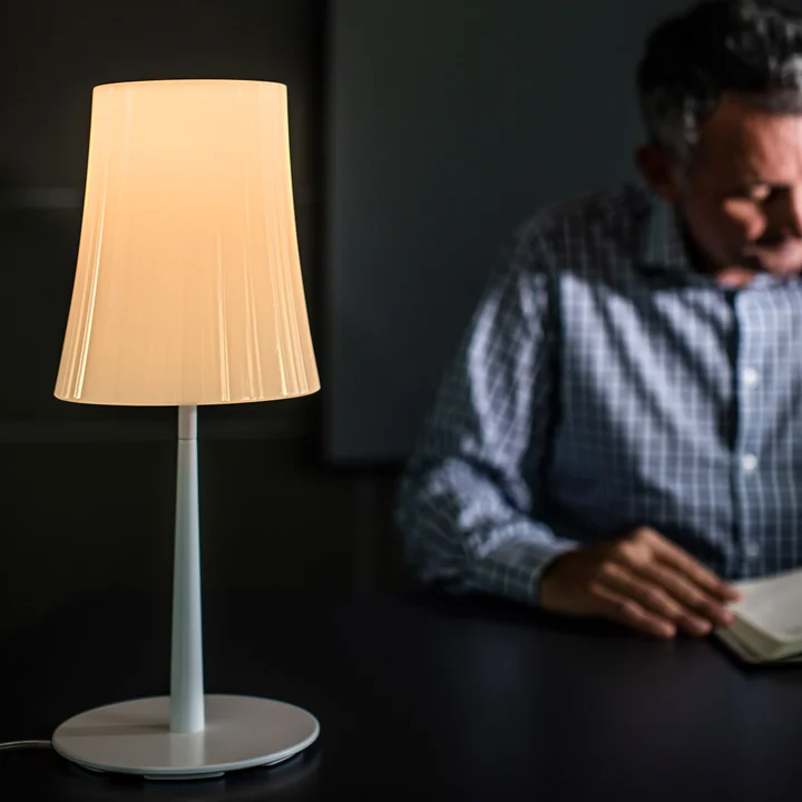 La lampe de table Birdie Easy de Foscarini avec son abat-jour lumineux et translucide