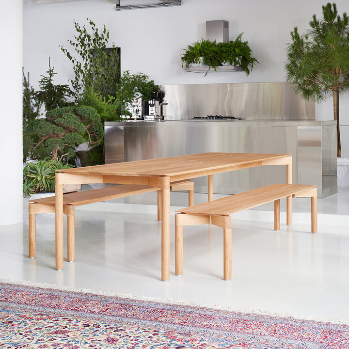 Le Wedekind Table avec le Wedekind Banc de OUT Objekte unserer Tage dans une cuisine en acier inoxydable