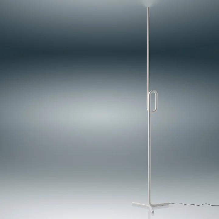 Le lampadaire Tobia LED de Foscarini en blanc a une forme expressive