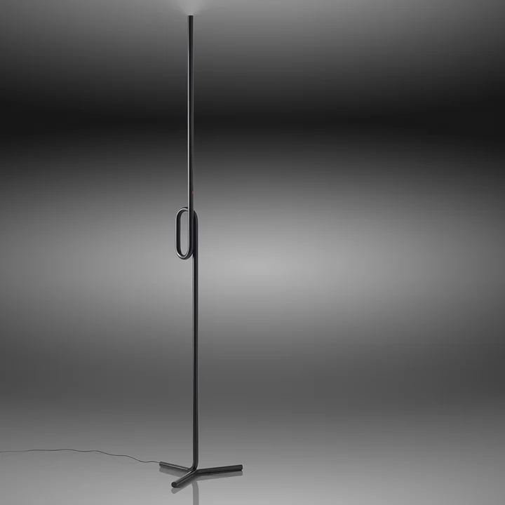 Le lampadaire Tobia LED de Foscarini en noir est mince, compact et facile à transporter