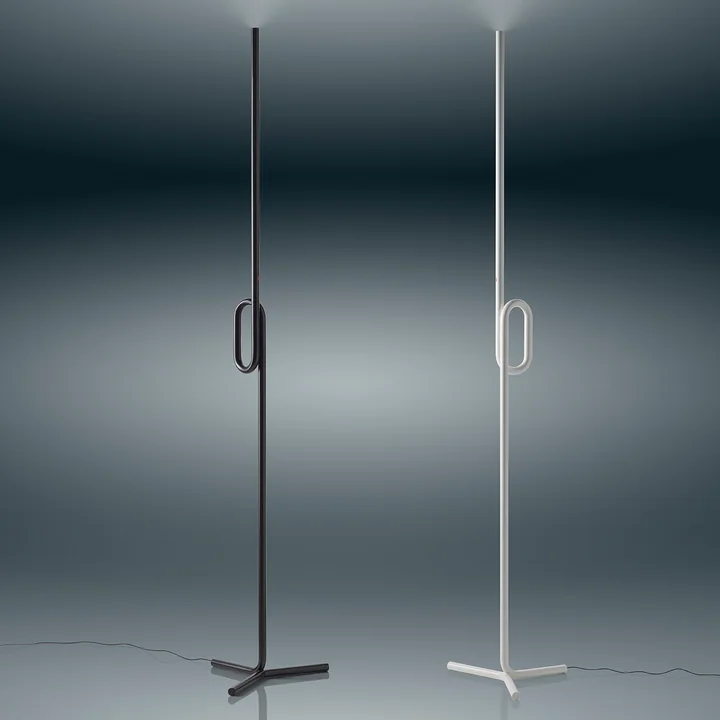 Les lampadaires Tobia LED de Foscarini en noir et blanc peuvent être utilisés dans n'importe quelle pièce