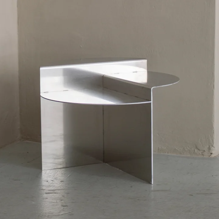 La table d'appoint en aluminium Rivet