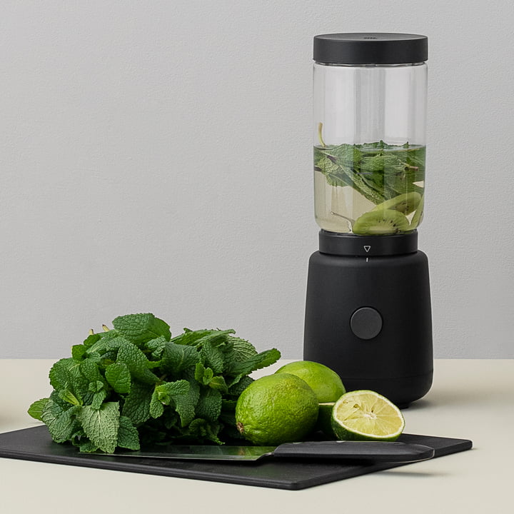 Le mixeur à smoothie Foodie de Rig-Tig by Stelton avec de la menthe et du citron vert