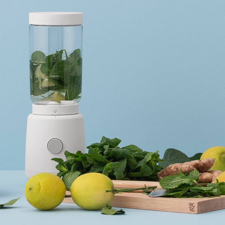 Le mixeur à smoothie Foodie de Rig-Tig by Stelton avec du gingembre, de la menthe et du citron