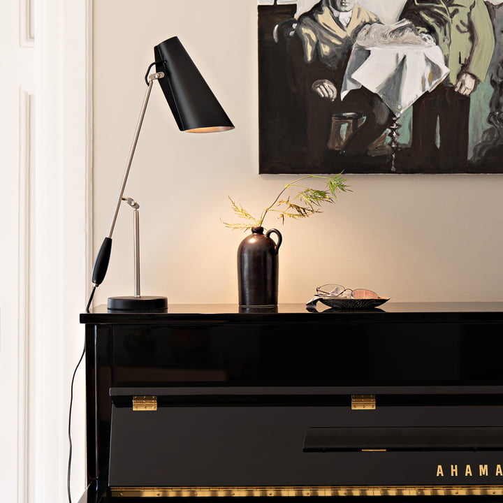 Le site Birdy lampe de table de Northern sur un piano noir