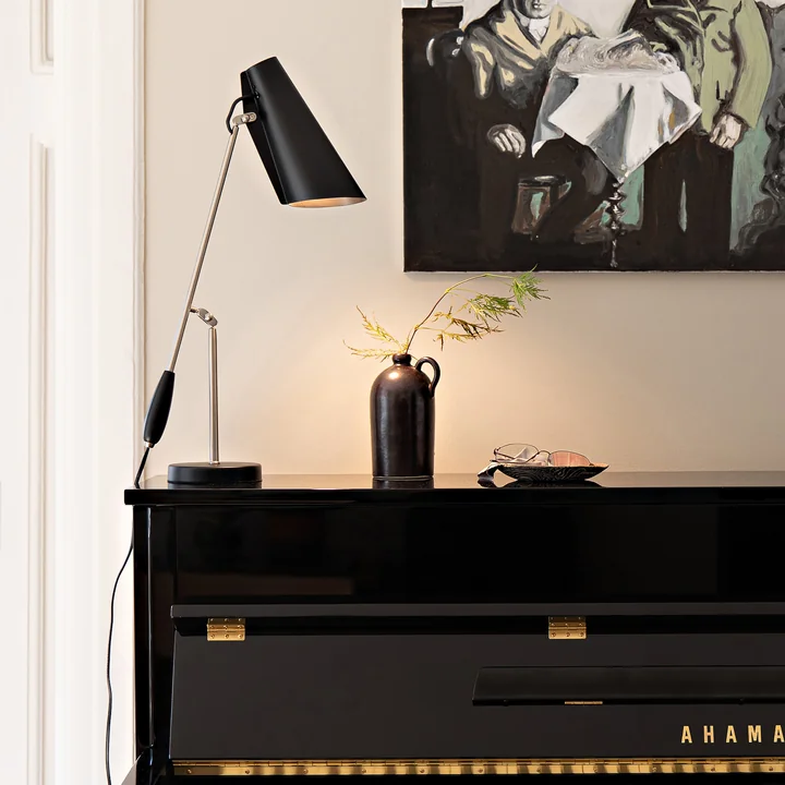Le site Birdy lampe de table de Northern sur un piano noir