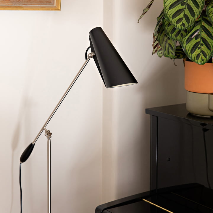 Le noir Birdy Lampadaire de Northern au-dessus du piano
