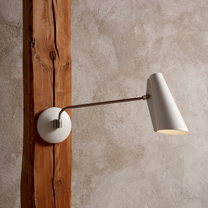 Le Birdy Applique lumineuse de Northern sur une poutre verticale en bois