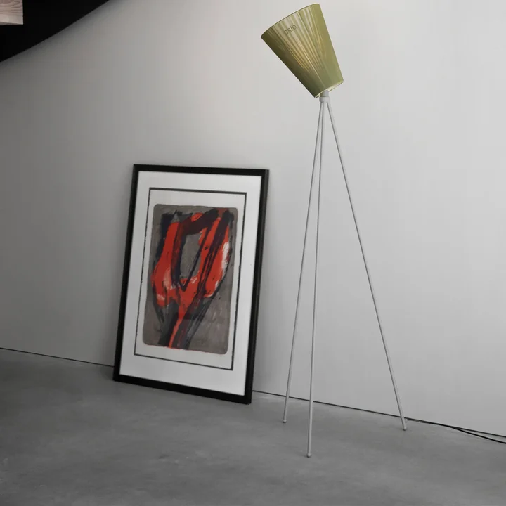 Le lampadaire Oslo Wood de Northern à côté d'une œuvre d'art
