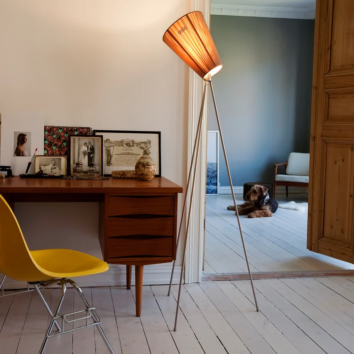 Le lampadaire Oslo Wood de Northern à côté d'un bureau antique avec une chaise jaune