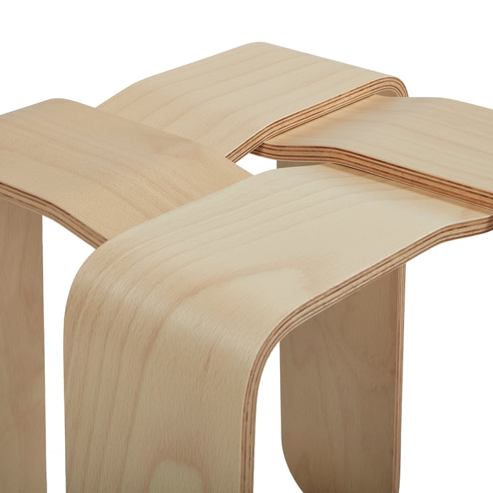 Le tabouret Criss Cross de Frederik Roijé ne se compose que de quatre lamelles de bois