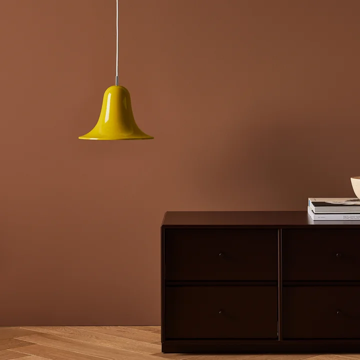 Le luminaire suspendu jaune Pantop de Verpan sert d'éclairage d'ambiance et fonctionnel