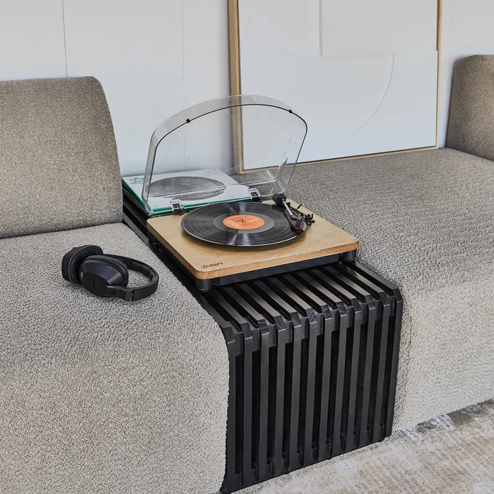 La banque Slatted comme table d'appoint