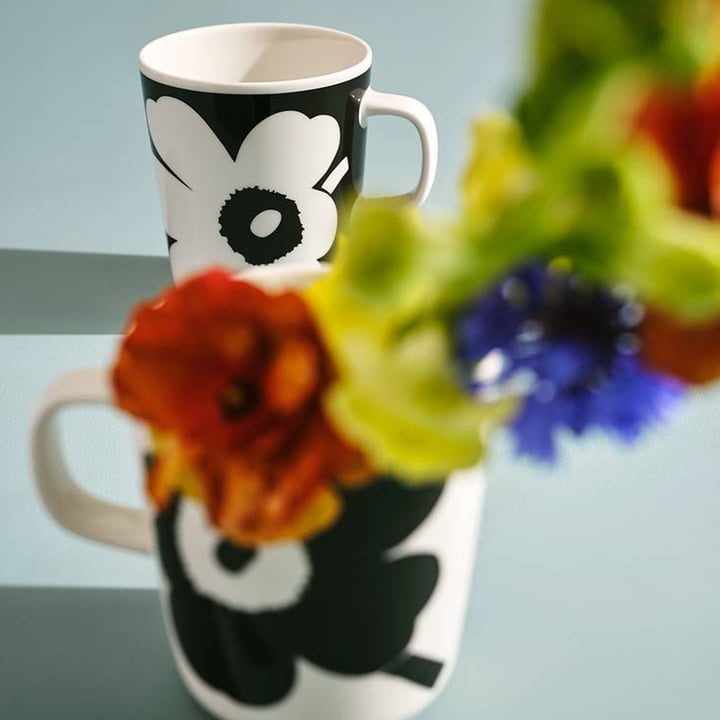 Le motif Unikko de Marimekko sur deux tasses noires et blanches