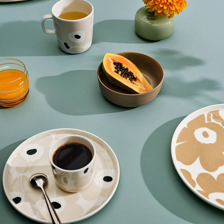 Marimekko s Unikko Motif coquelicot sur assiettes en beige et blanc