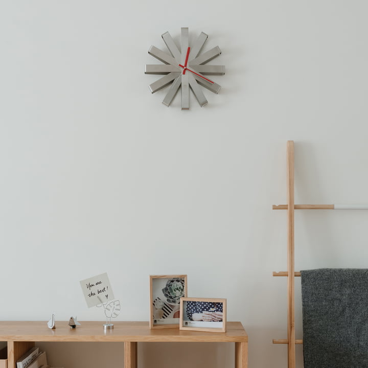 L'horloge murale en acier Ribbon dans une ambiance scandinave