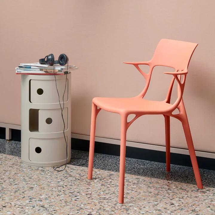Le Componibili Bio 5970 de Kartell à côté d'une chaise couleur saumon