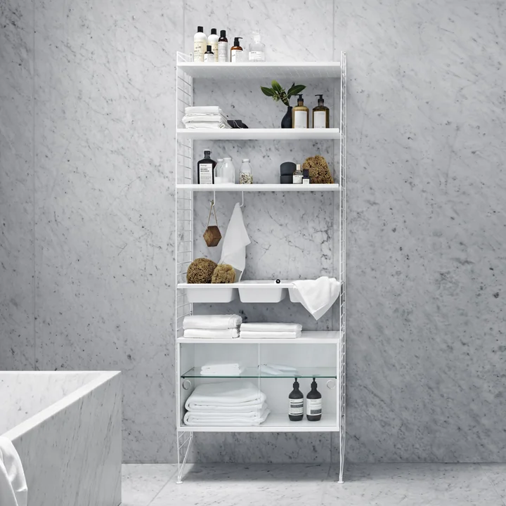 Étagère string blanche avec vitrine pour la salle de bains