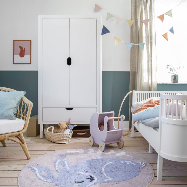 L'armoire à deux portes pour enfants de Sebra dans une jolie chambre d'enfant