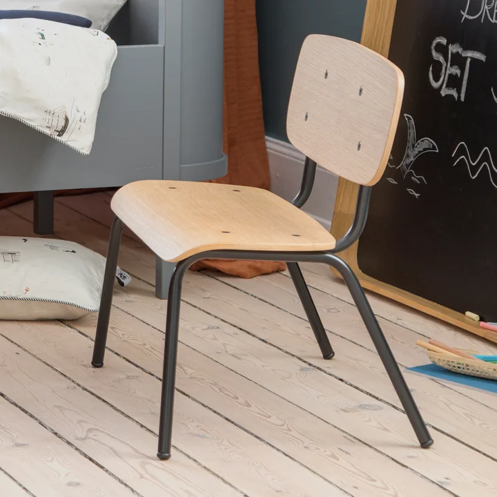 Le banc pour enfants Oakee de Sebra à côté du lit dans la chambre des enfants