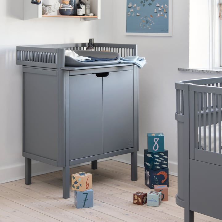 La commode à langer avec portes en classic grey avec le matelas à langer gris de Sebra